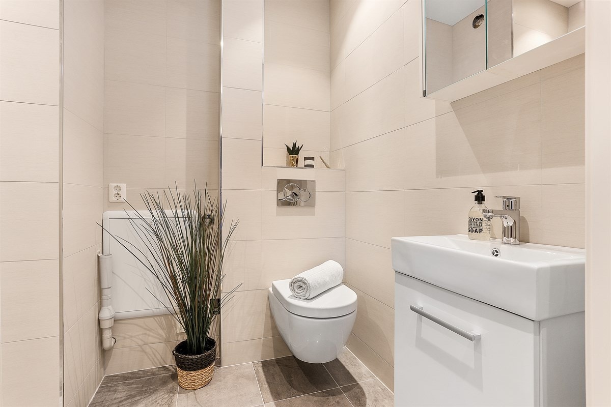 Nyoppusset, flislat bad Galleribilde