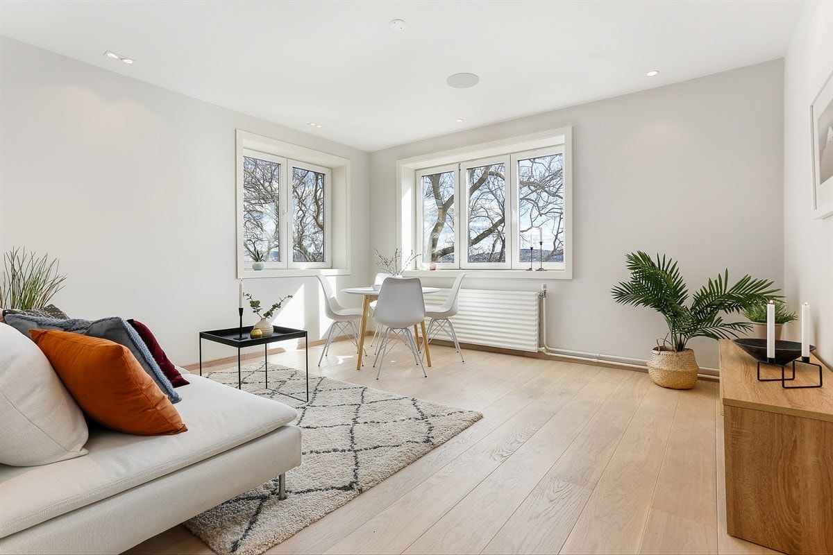 Romslig stue med god plass til sofaløsning med tilhørende møblement og spisestue Galleribilde