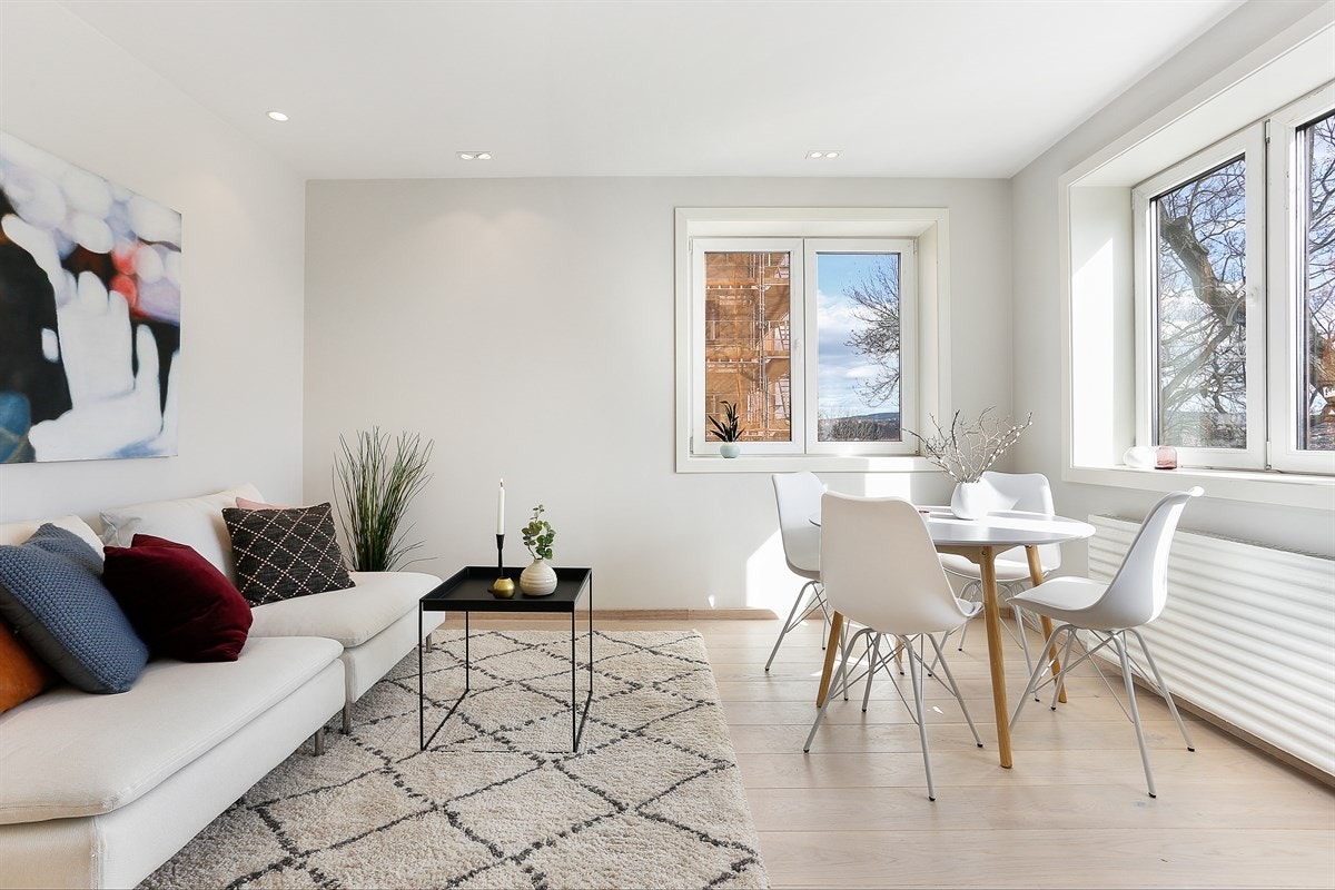 Stue med store vindusfalter Galleribilde