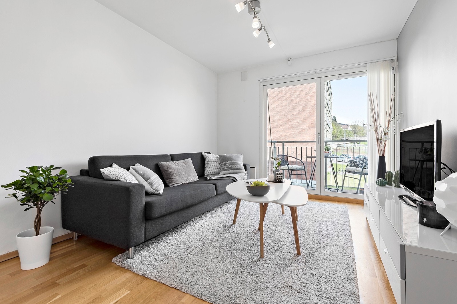 Lys og innbydende stue som preges av store vindusflater som slipper inn godt med lys i leiligheten. Smart planløsning gir godt med plass for både sofa og spiseplass. Galleribilde