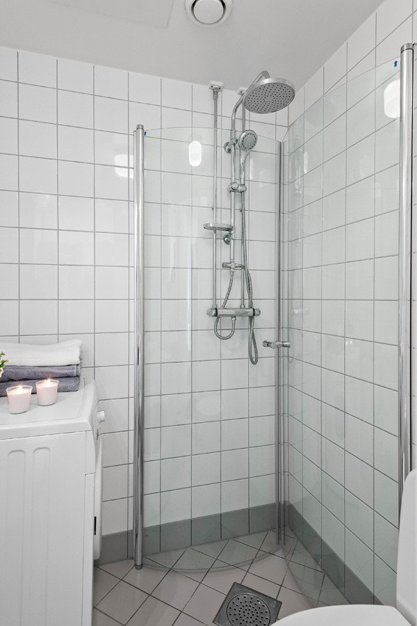 Delikat baderom som ble pusset opp i regi av borettslaget i 2010 med varmekabler i gulv samt opplegg til vaskemaskin. Tidsriktig innredning med servant og overhengt speil, dusjhjørne med innfellbare dører og frittstående toalett. Galleribilde