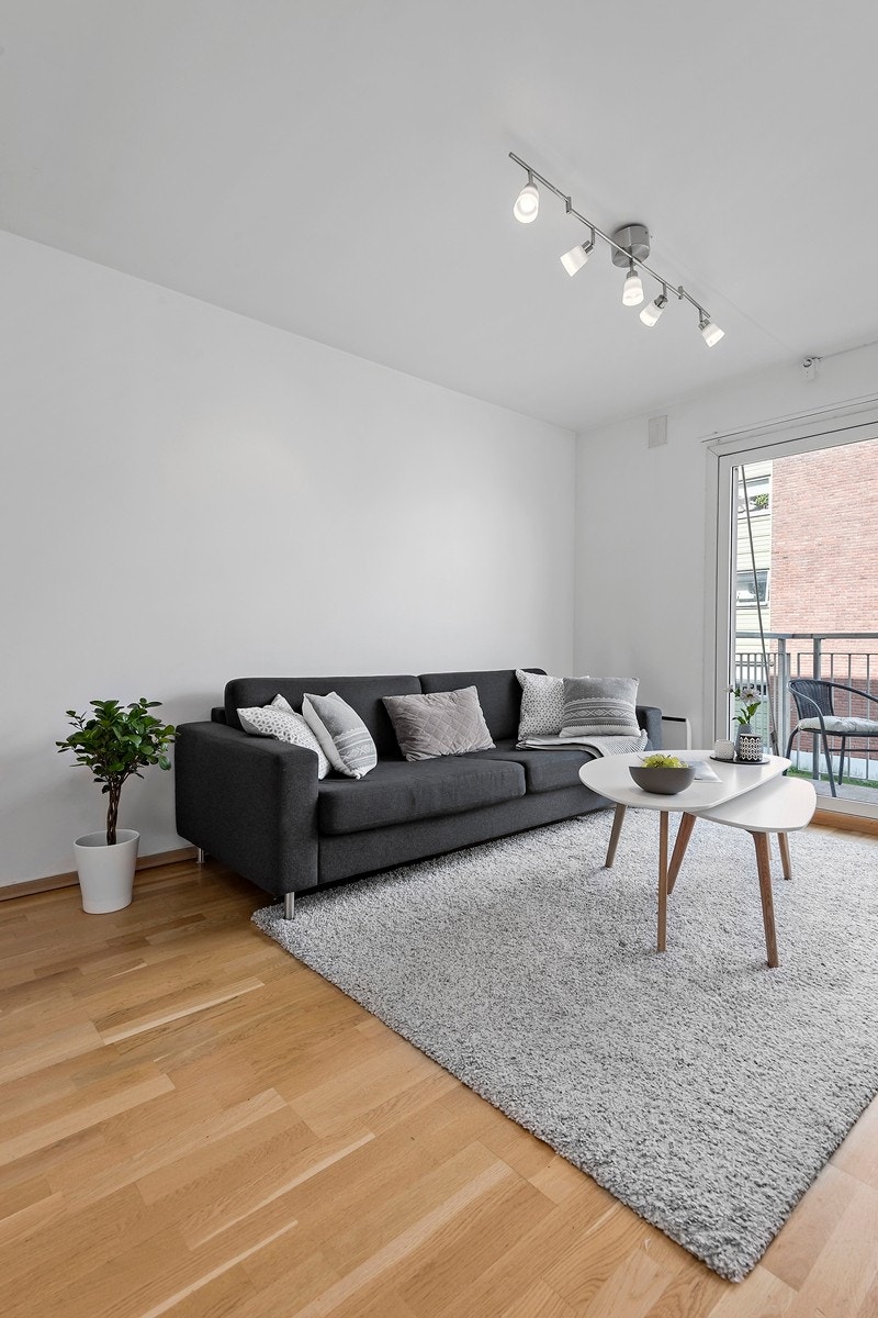 Lys og innbydende stue som preges av store vindusflater som slipper inn godt med lys i leiligheten. Smart planløsning gir godt med plass for både sofa og spiseplass. Galleribilde