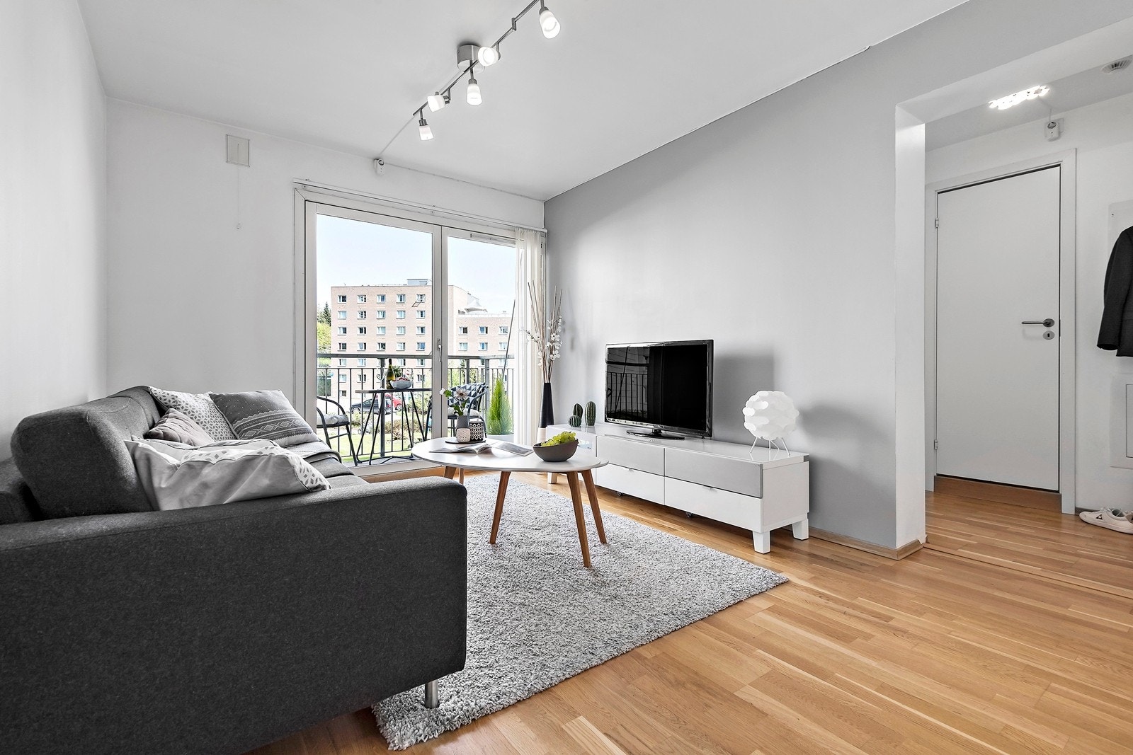 Lys og innbydende stue som preges av store vindusflater som slipper inn godt med lys i leiligheten. Smart planløsning gir godt med plass for både sofa og spiseplass. Galleribilde
