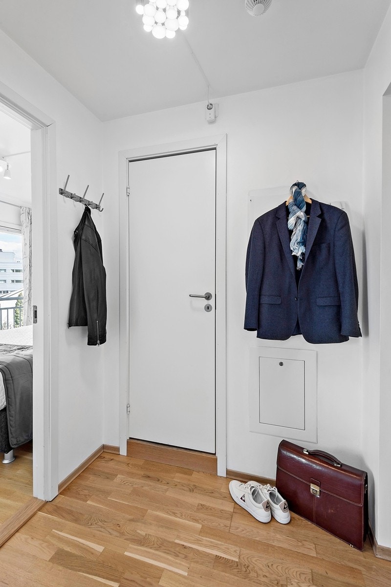Innbydende entrè med plass for yttertøy og sko. Galleribilde