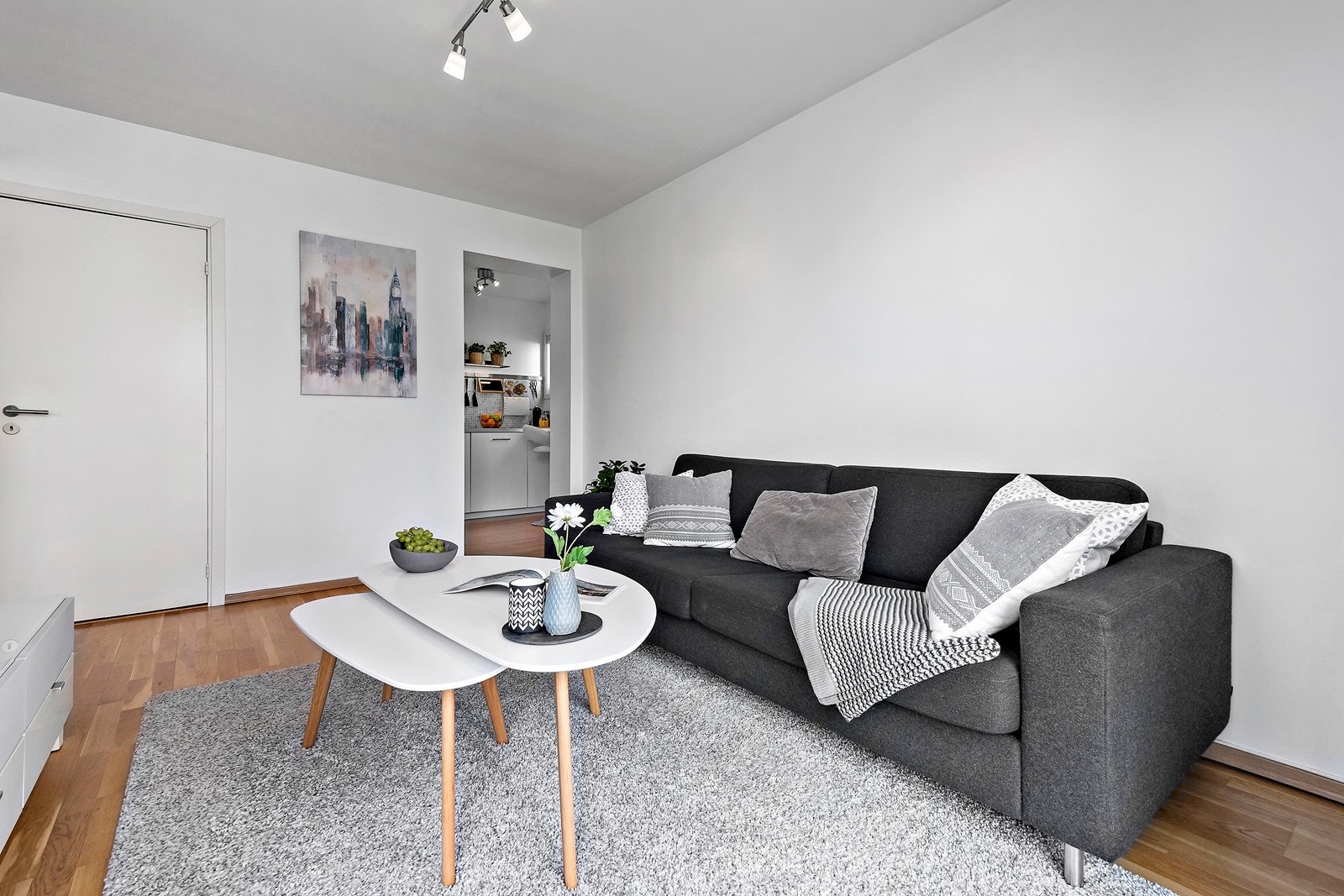 Lys og innbydende stue som preges av store vindusflater som slipper inn godt med lys i leiligheten. Smart planløsning gir godt med plass for både sofa og spiseplass. Galleribilde