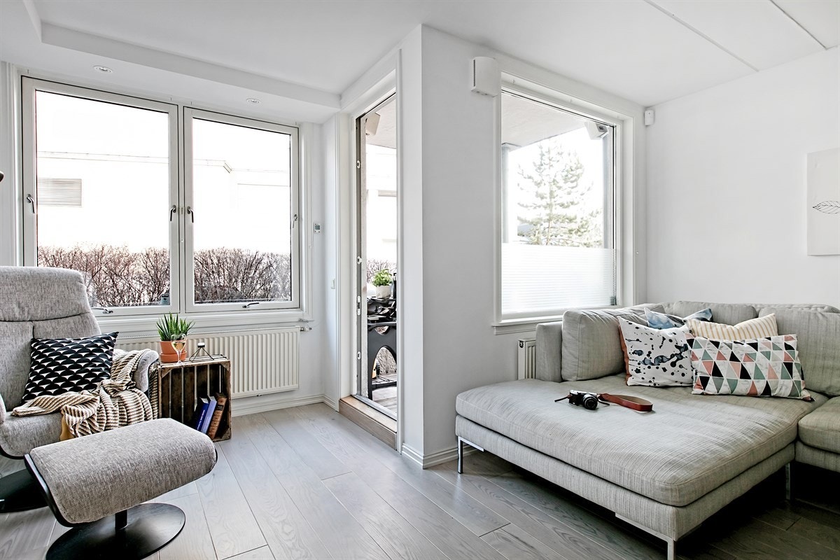 Utgang til romslig markterrasse med god plass til sittegruppe og grill. Galleribilde