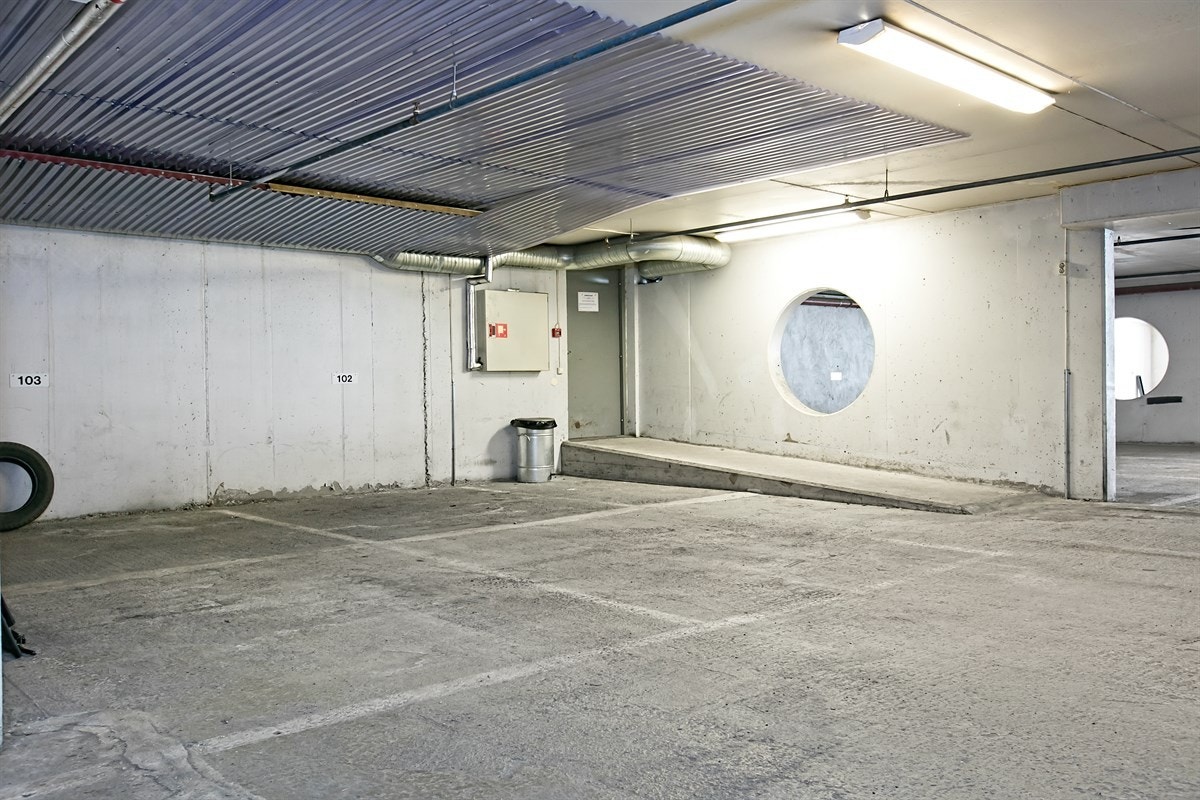 Parkeringsplass i felles garasjeanlegg medfølger leiligheten Galleribilde