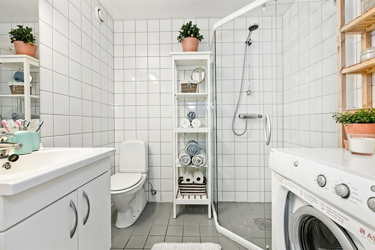 Badet er oppvarmet med varmekabler i gulv og har downlights i himling. Galleribilde