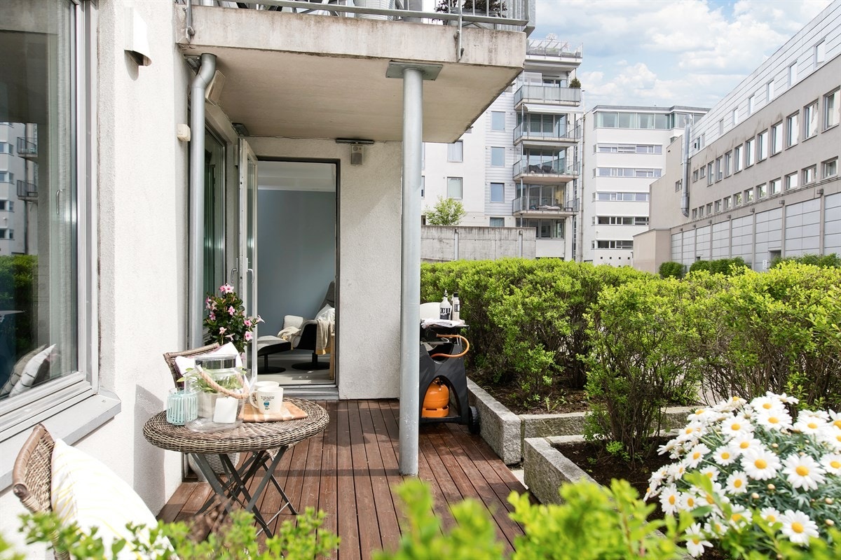 Fra stuen er det utgang til romslig markterrasse med god plass til sittegruppe og grill. Galleribilde