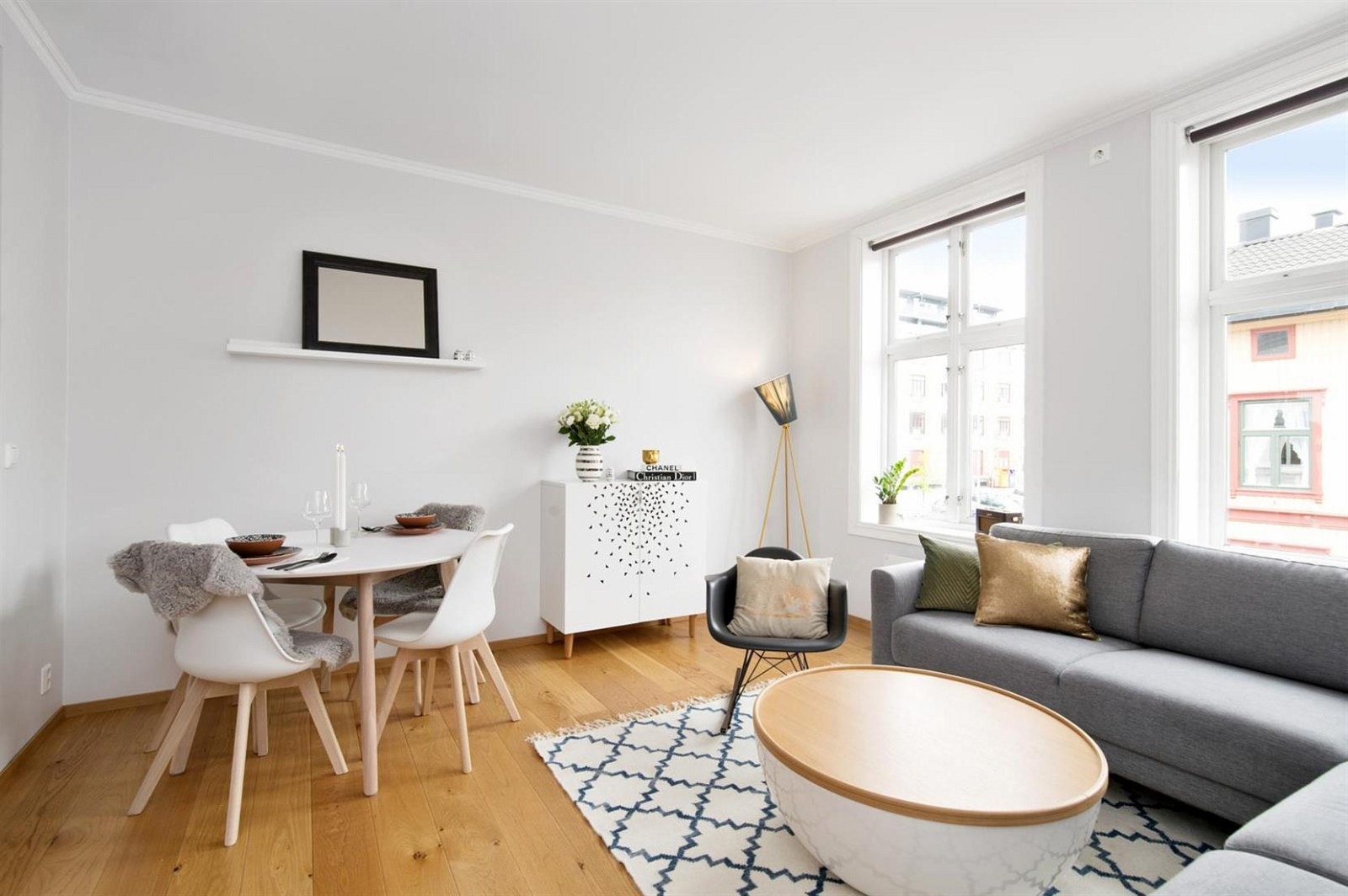 God plass til sofa og spisebord Galleribilde
