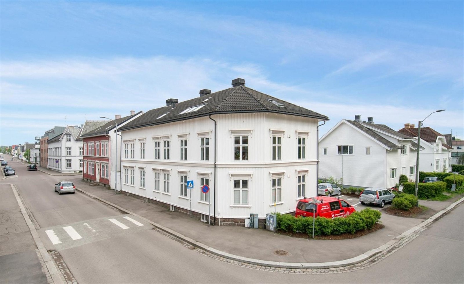 Her ser vi velholdte fasaden mot vest. Nært til alle byfasilitetene Galleribilde