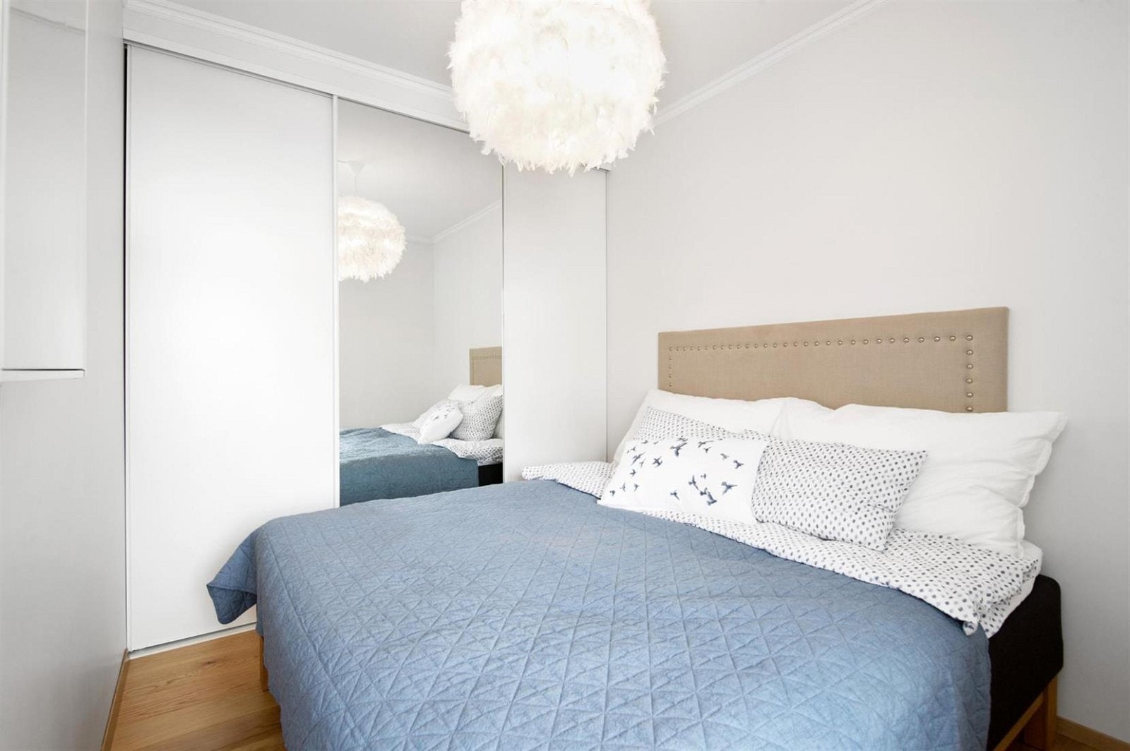 Soverom med god plass i skyvedørsgarderobe, plass til dobbelseng og utsikt mot egen terrasse og bakgård. Galleribilde