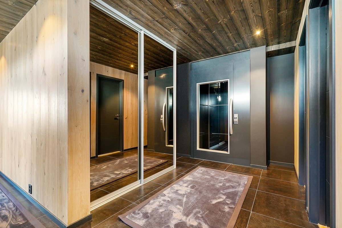 Gangen i 1 etg- garderobe Galleribilde