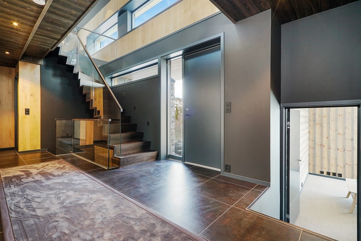 Velkommen inn, trappen er opp til toppetasjen Galleribilde