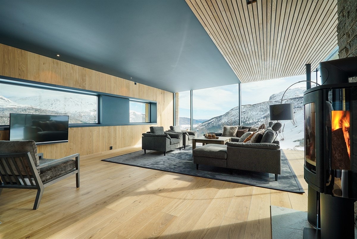 Det er malerier i hvert vindu Galleribilde