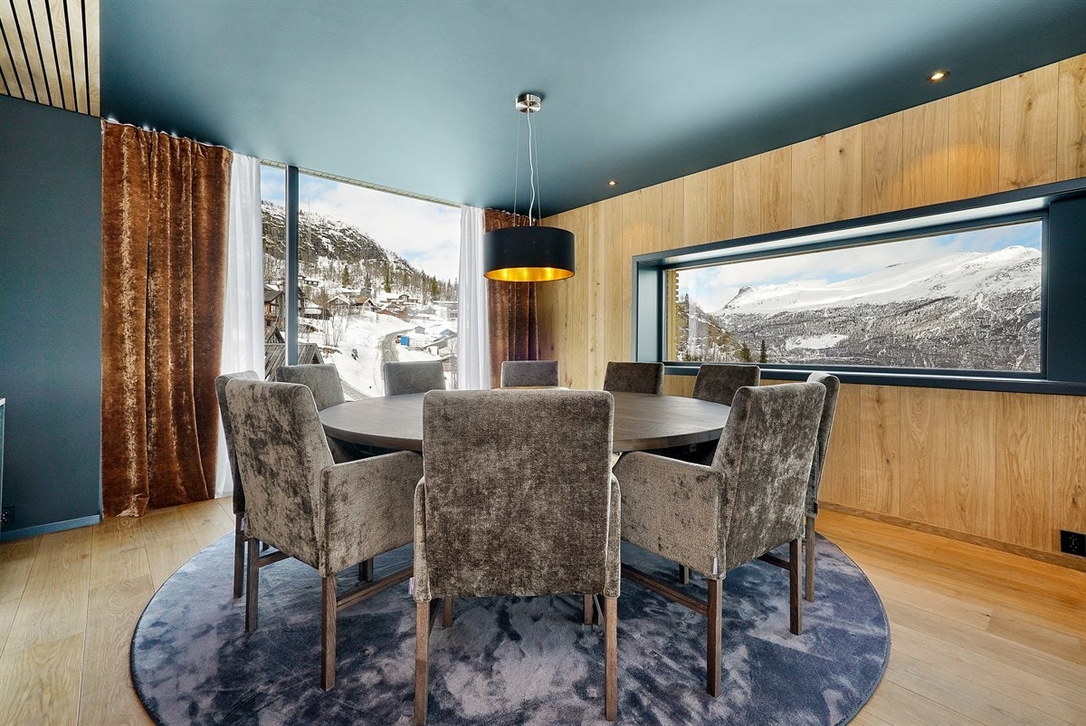 Det store runde bord, med fantastisk utsikt, ypperlig for det store måltidet Galleribilde