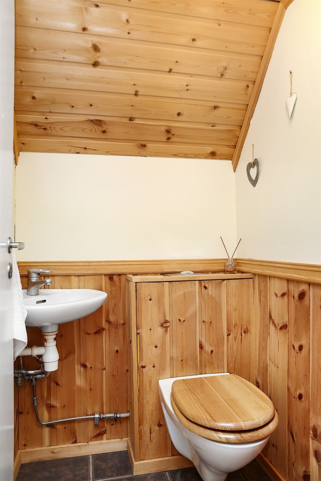 Separat wc-rom med vask Galleribilde