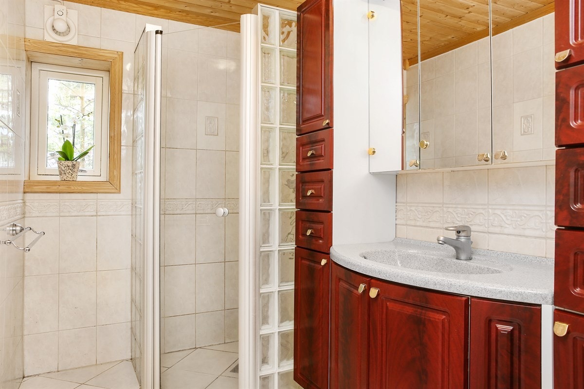 Pent flislagt dusjbad Galleribilde