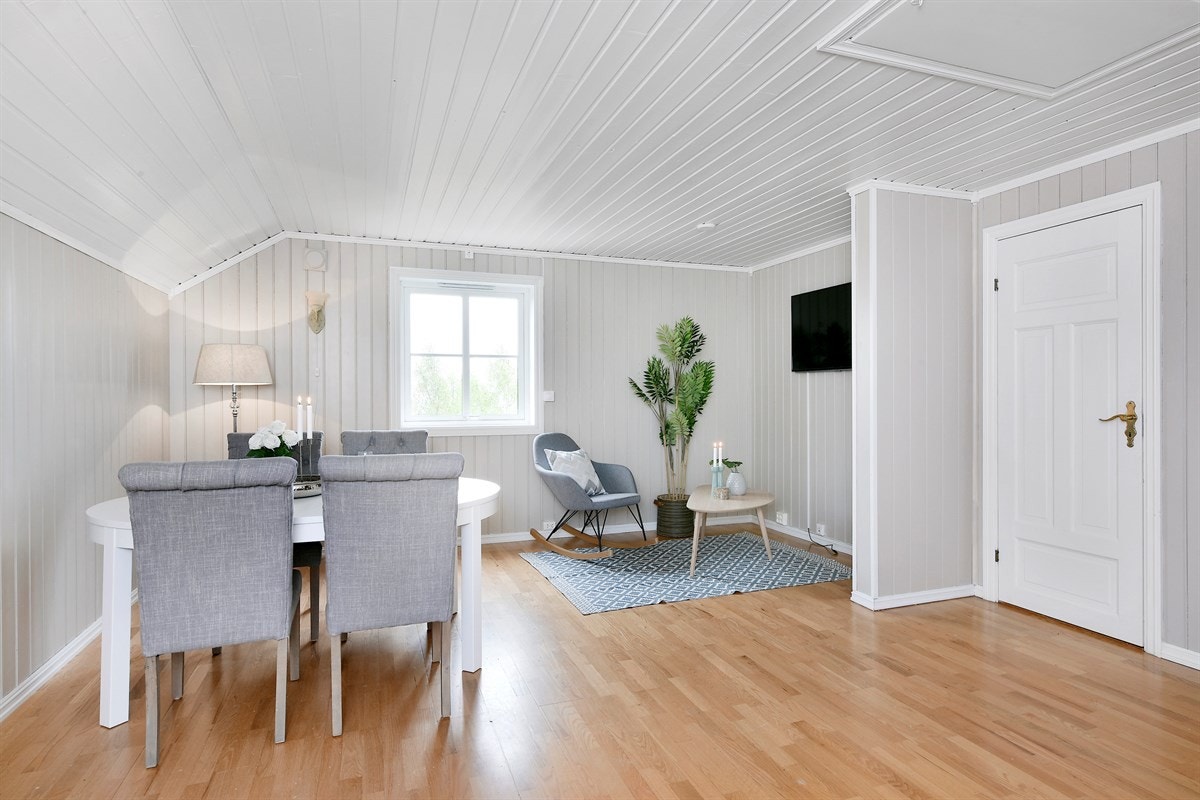 Rommet har gjennomgående lys fra gode vindusflater og flott utsikt. Galleribilde