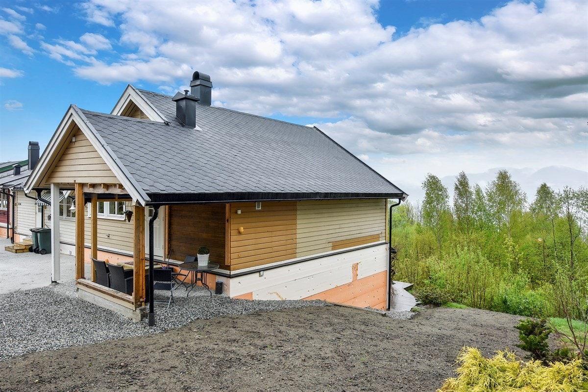 Grunnmuren blir pusset av faglærte i regi av borettslaget i delikate farger. Galleribilde