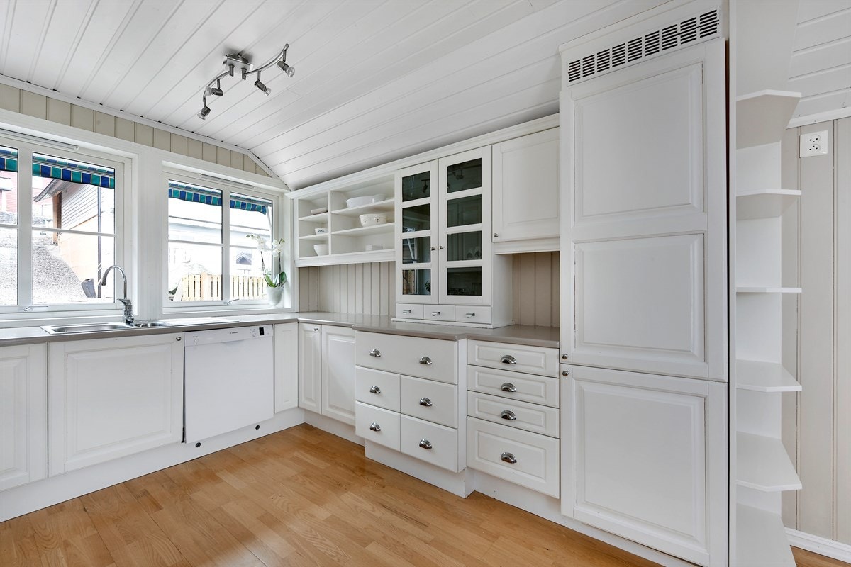 Kjøkkenet er utstyrt med stekeovn med pyrolyse, induksjonstopp, kjøleskap, fryseskap og oppvaskmaskin. Galleribilde