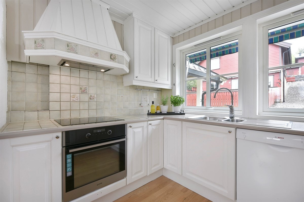 Kjøkkenet har gjennomgående lys fra gode vindusflater og flott utsikt. Galleribilde