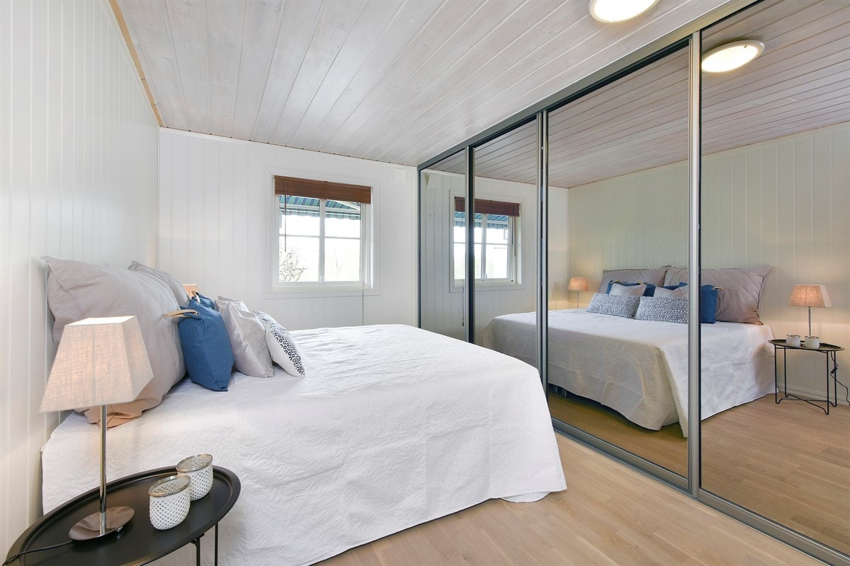 Soverom 1 med stor skyvedørsgarderobe. Galleribilde