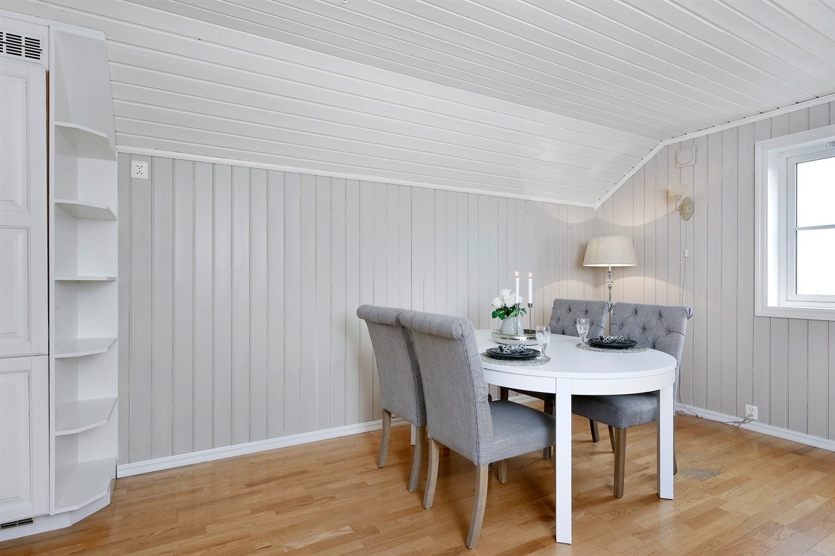 Stuen i første etasje er pent og lyst. Galleribilde