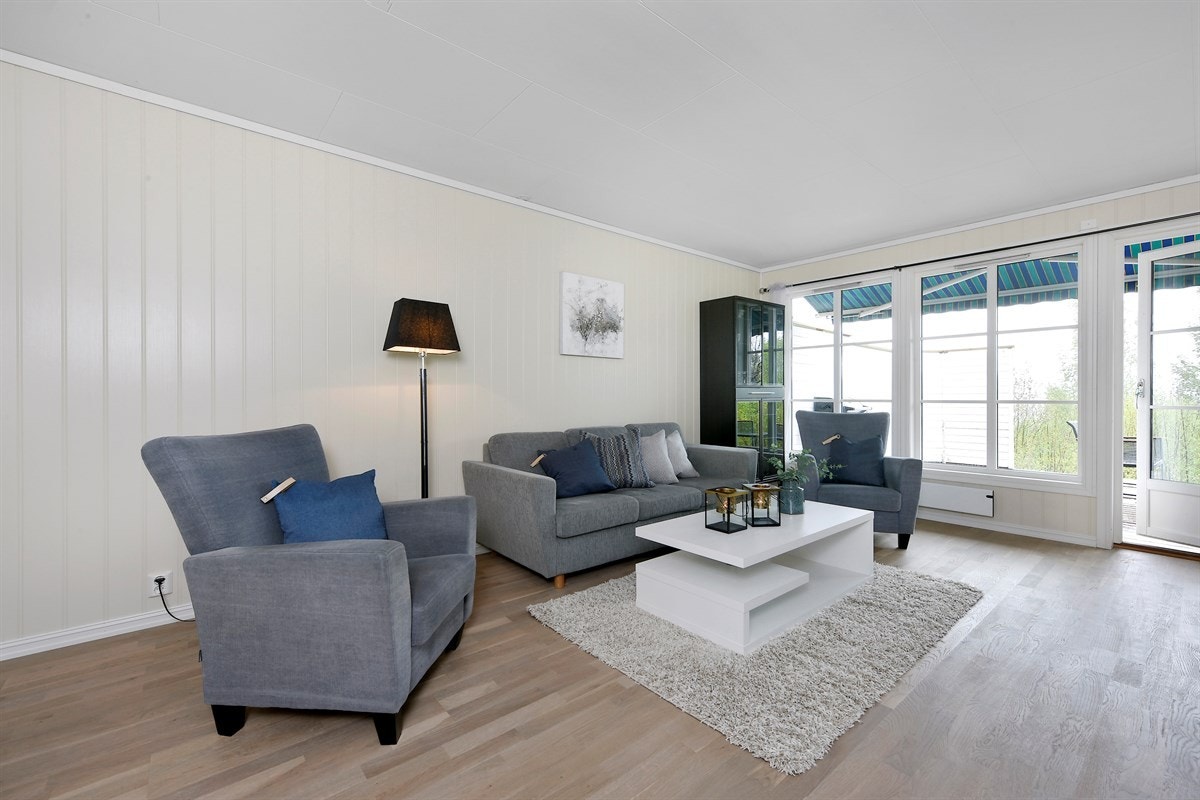 Gode vindusflater ivaretar utsikten og det er utgang til markterrasse. Galleribilde