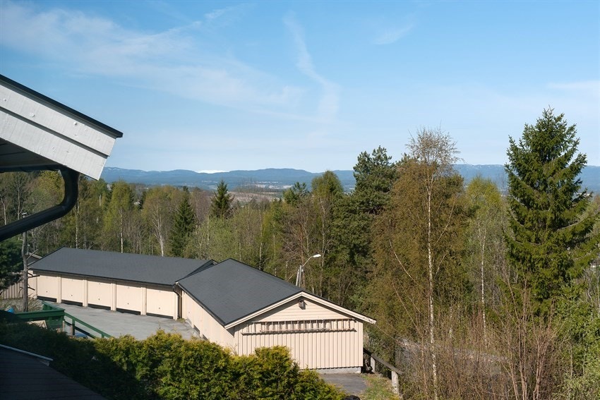 Parkering i garasjerekke. Galleribilde