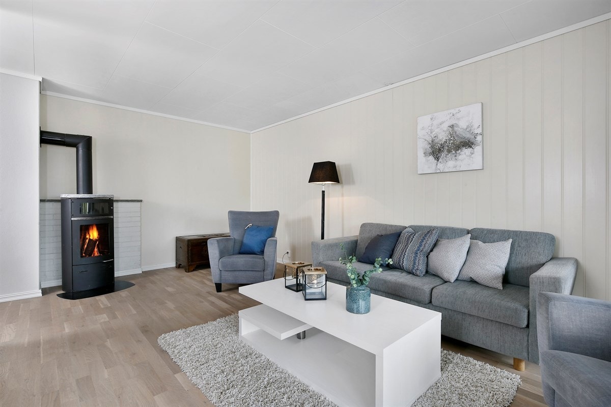 Stuen er også utstyrt med en moderne peisovn for ekstra varme og hygge. Galleribilde