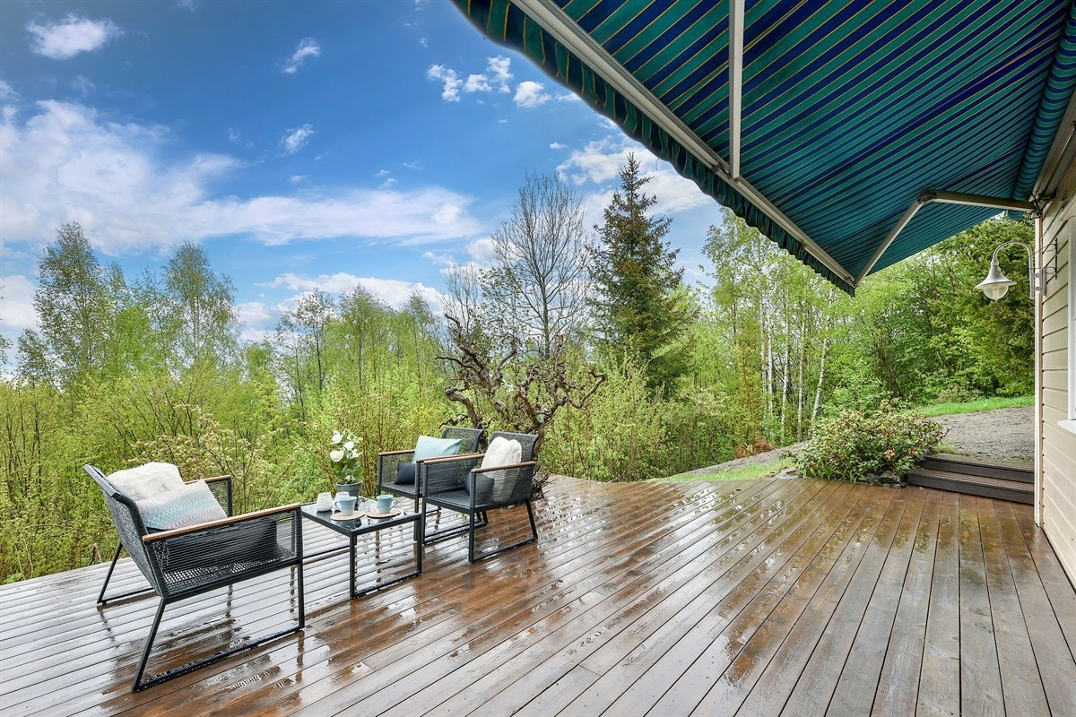 Her er det god plass til utemøblement av ulikt slag. Galleribilde