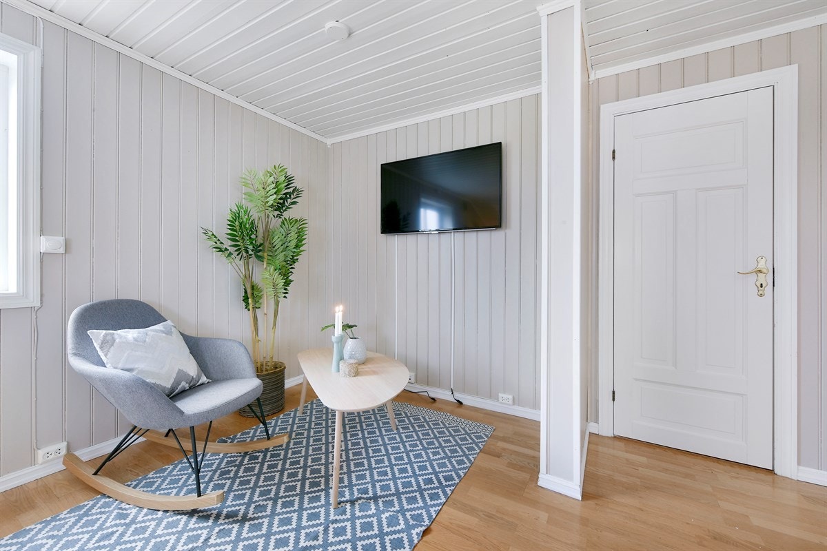 Det var opprinnelig ytterligere et soverom i første etasje, men rommet er i dag åpnet til fordel av å ha en større stue. Galleribilde