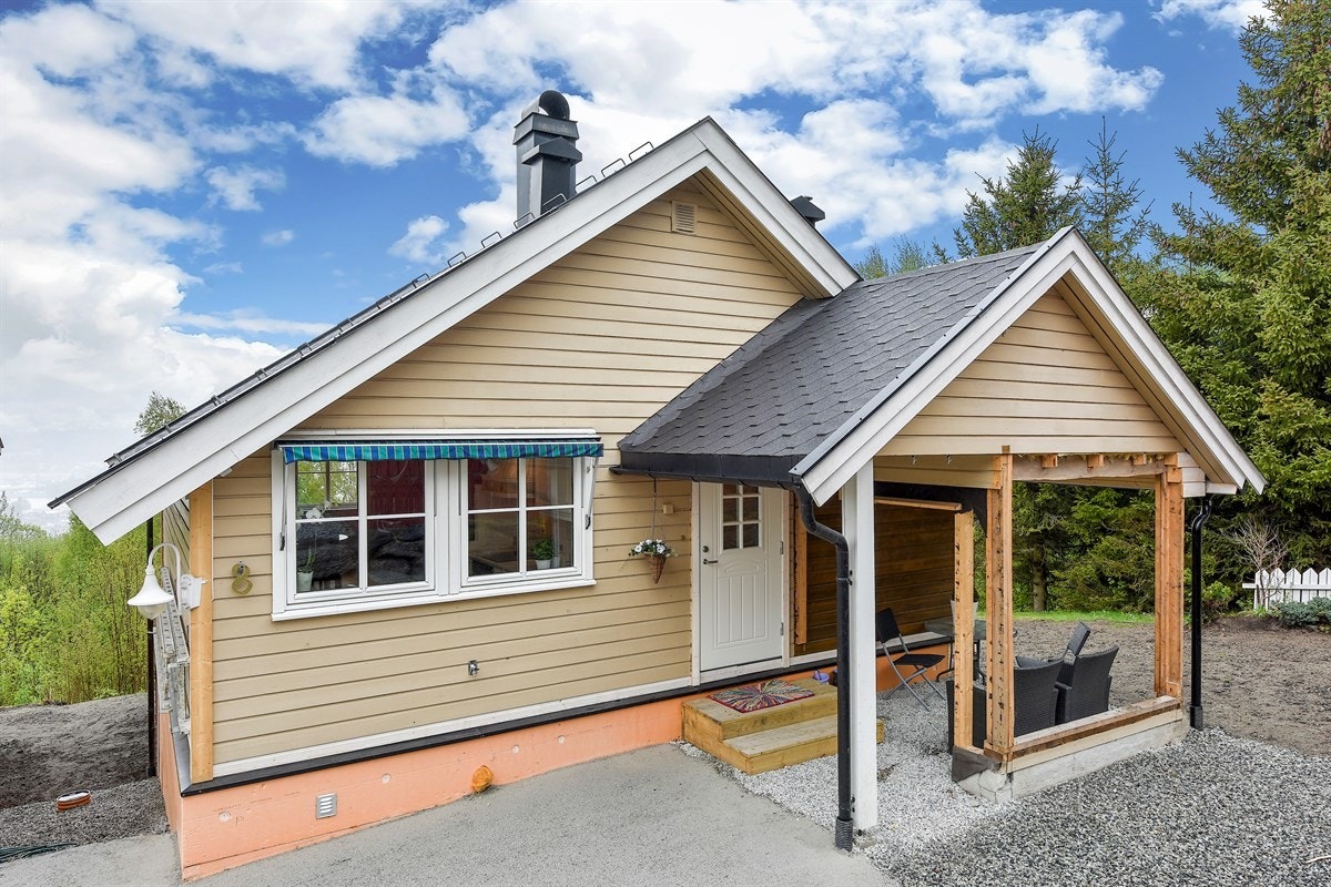 Det er nylig gjort drenering og utvendig isolering av grunnmuren, noe som gjør at deler av hagen på siden av huset er finplannert og det er nylig sådd gress. Galleribilde