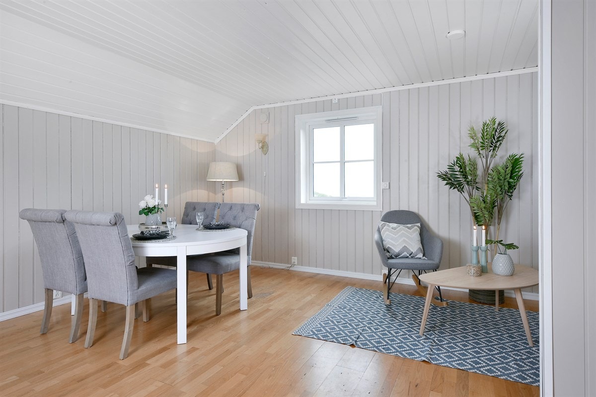 Det er plass for stort spisestuemøblement, eller et mindre spisebord og en sofa. Galleribilde