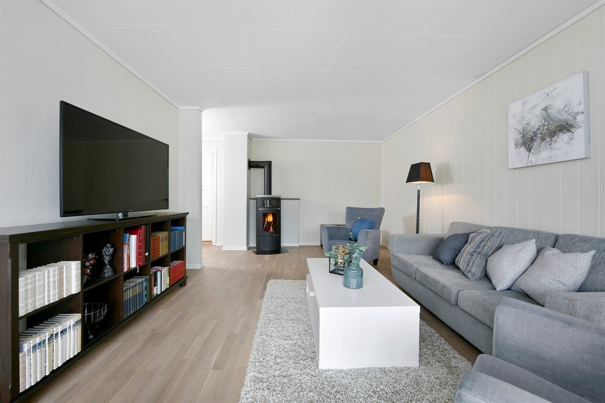 Rommet er nylig oppusset og har pent parkettgulv og delikat veggfarge. Galleribilde