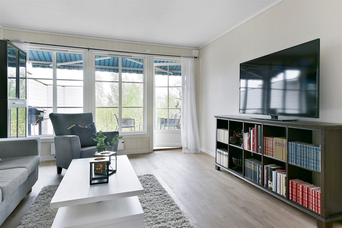 Eneboligen har en lys og innbydende stue i underetasjen, et godt supplement til stuen i første etasje. Galleribilde