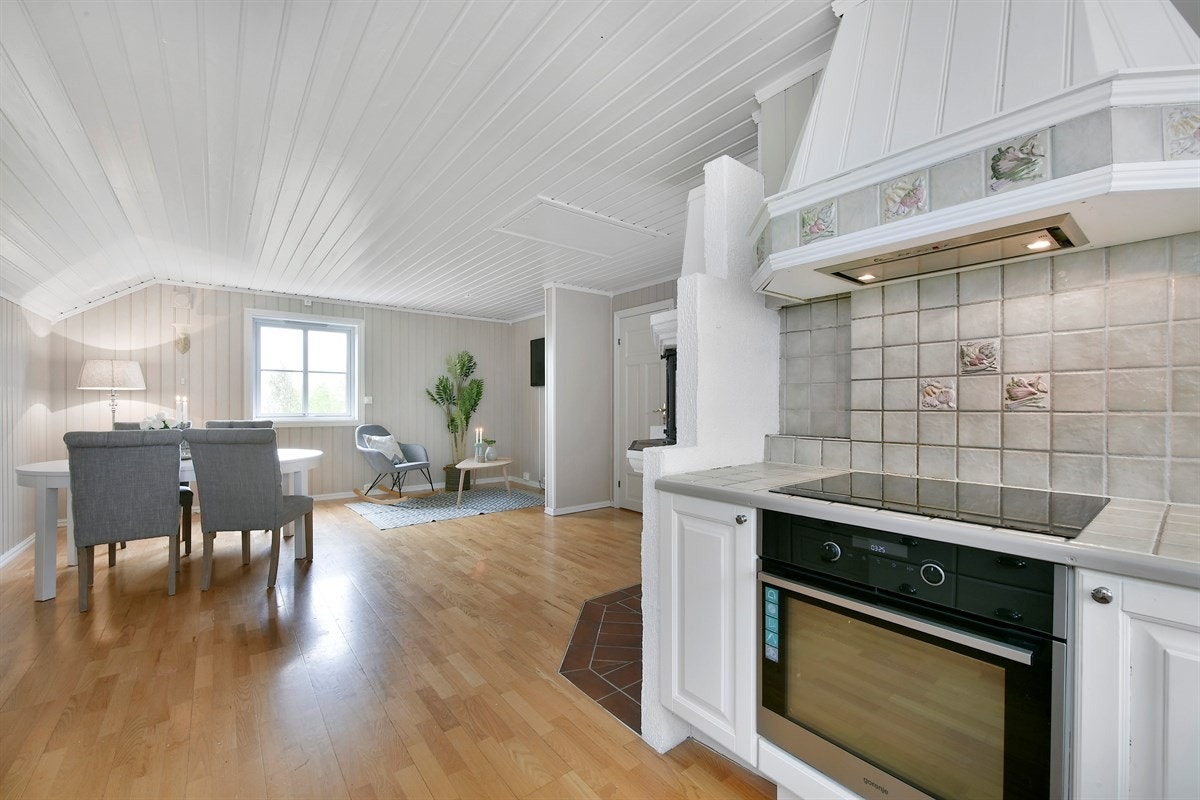 Kjøkkenet har åpen løsning mot stuen. Galleribilde