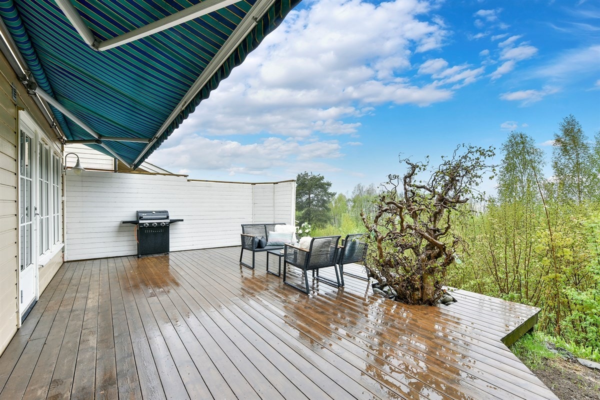 Privatmegleren ved John Granly Steen og Katrine Sunde har gleden av å presentere denne eneboligen over to plan i enden av blindvei beliggende i Åsen i Mjøndalen. Boligen har en stor markterrasse, flott utsikt, gode solforhold og garasje. Galleribilde