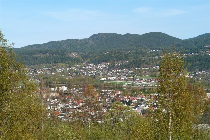 Nylig oppgradert underetasje og drenering. 2/3 soverom. 2 stuer. Nytt bad i 2017. Barnevennlig og rolig beliggenhet samtidig sentralt. Galleribilde