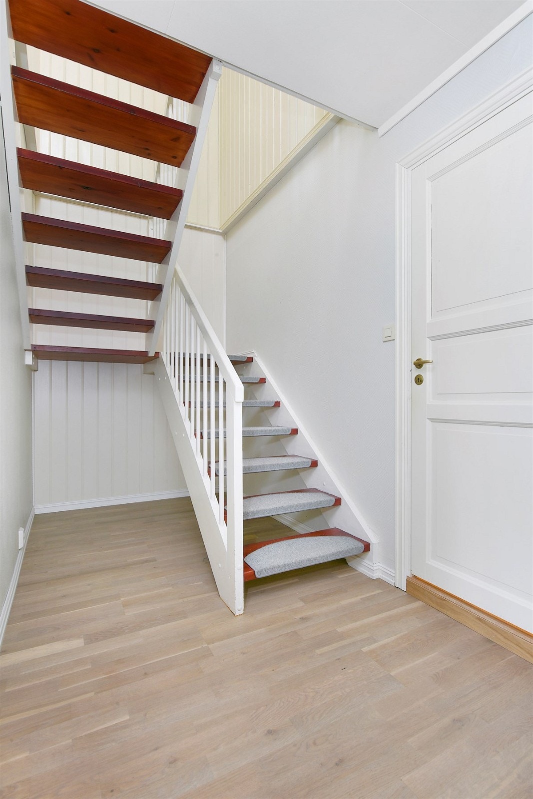 Videre er det trapp opp til boligens første etasje. Galleribilde