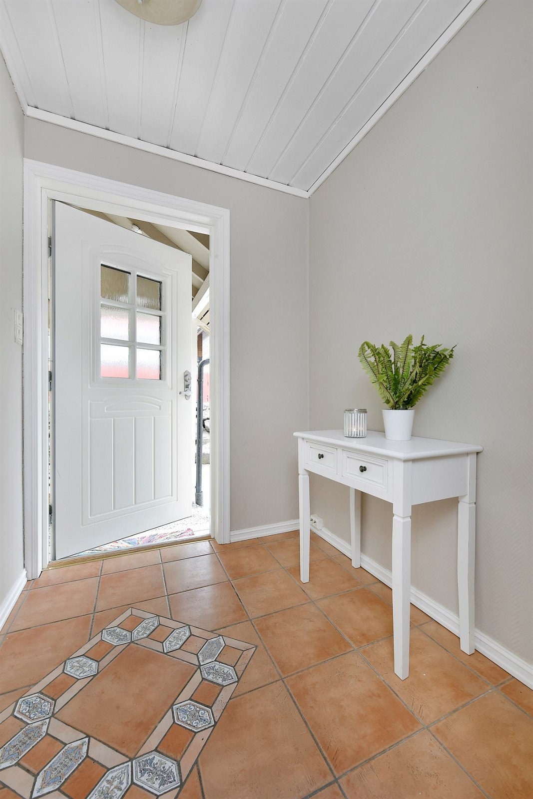 Entreen er malt i tidsriktig gråtone, noe som er gjennomgående i øvrige rom. Galleribilde