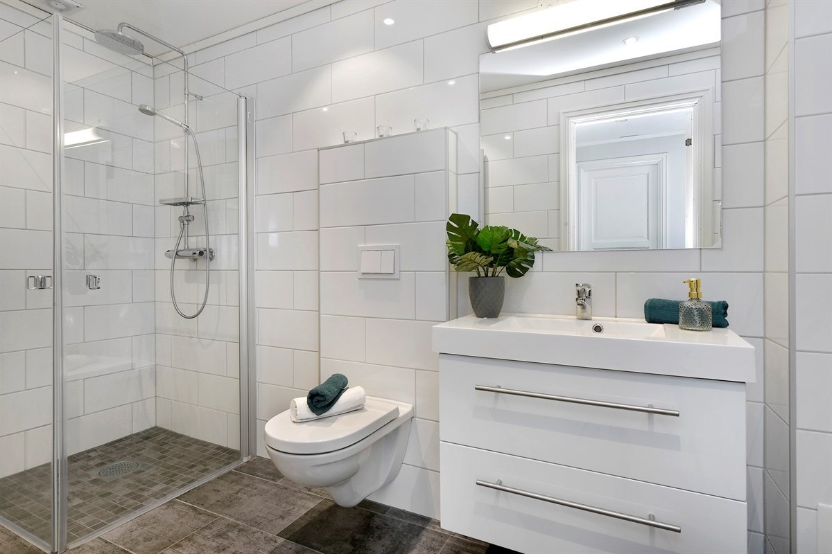 Badet er nytt i 2017 og har tidsmessig standard med flislagte overflater, gulvvarme og downlights. Galleribilde