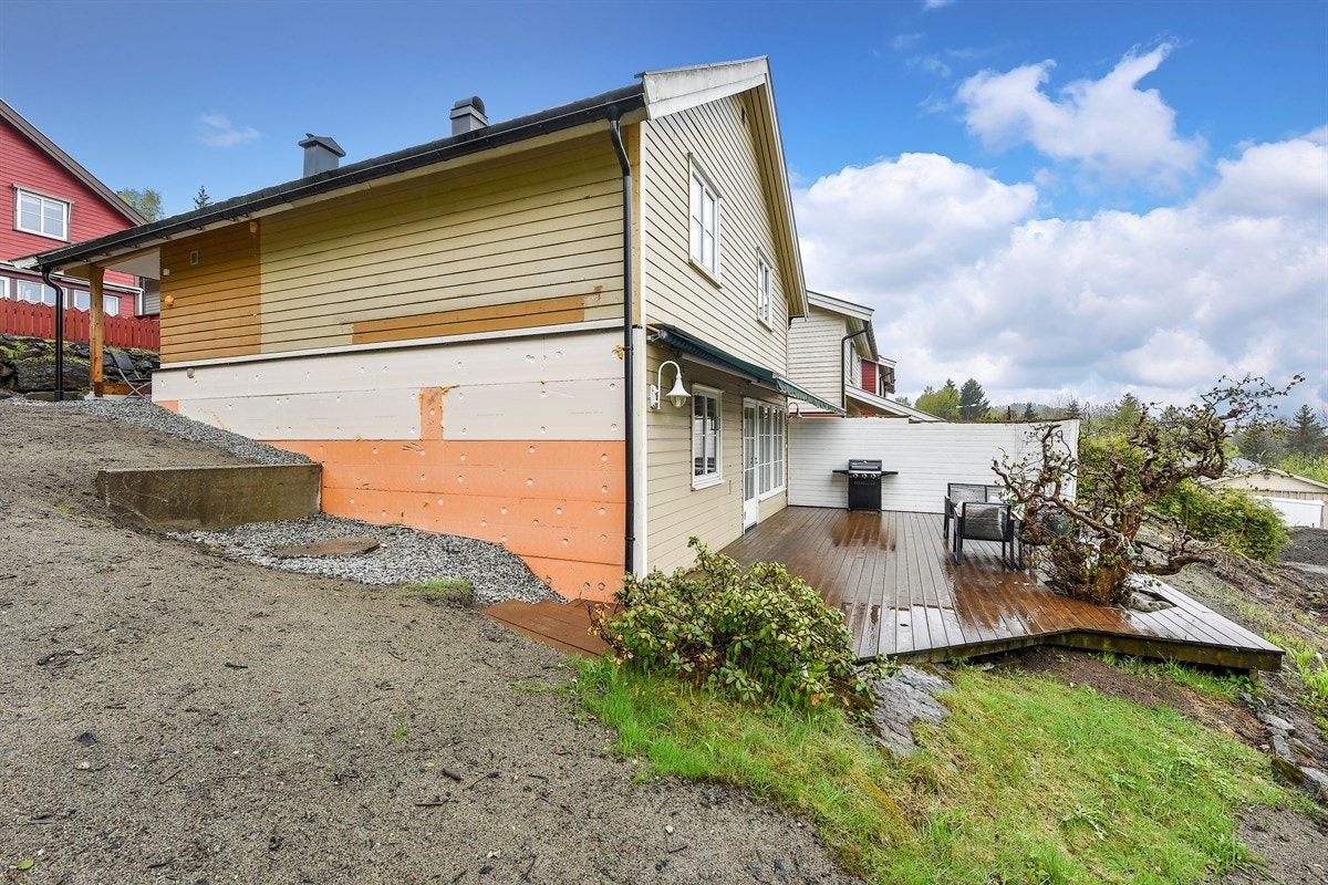 Tomten er nylig finplanert og det er sådd til gressplen på tomten. Galleribilde