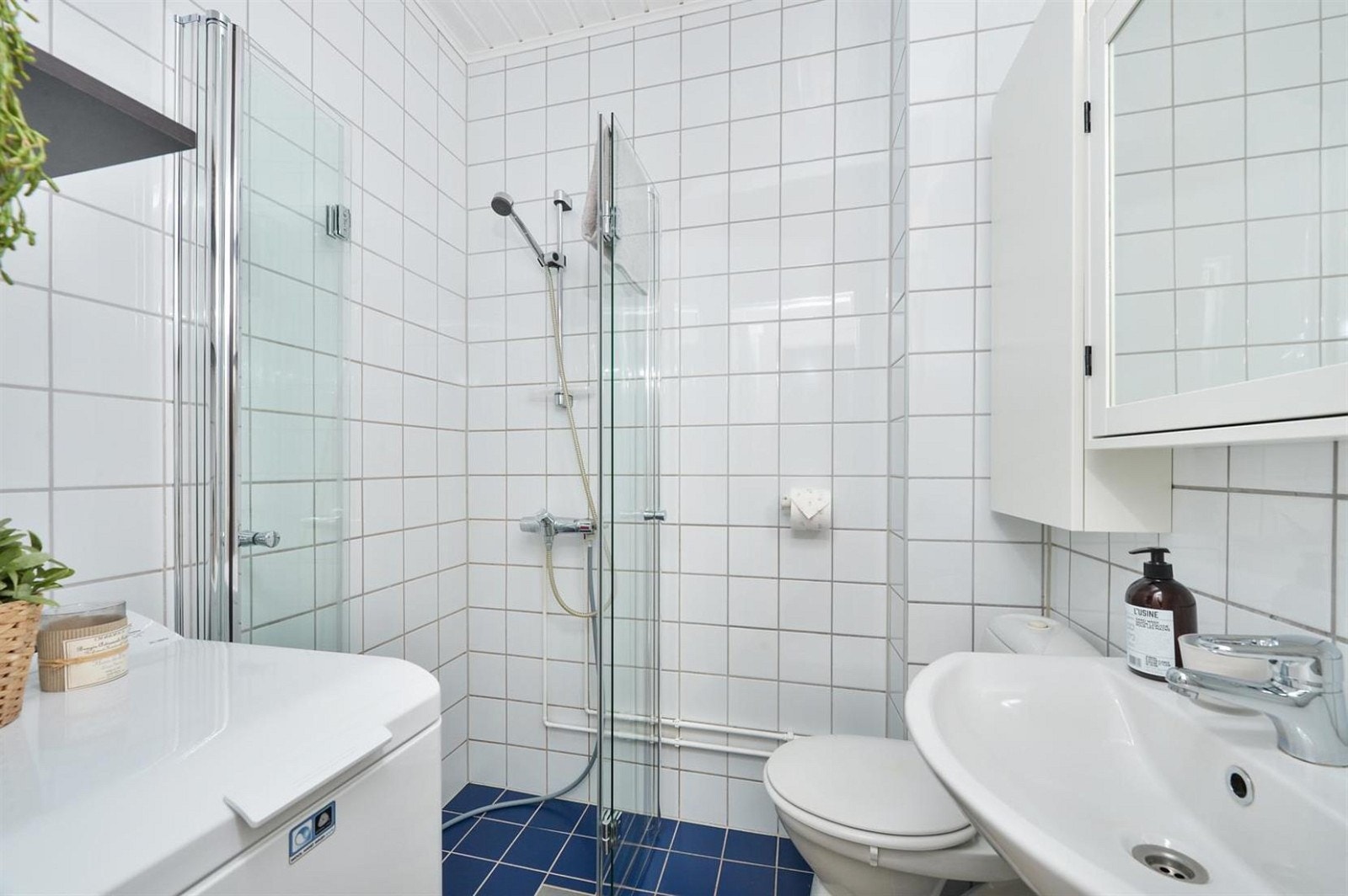 Bad/wc med innfellbare dusjdører, wc og servant. Toalettskap og speilskap over servant. Det er vedtatt rehabilitering av bad i borettslaget. Galleribilde