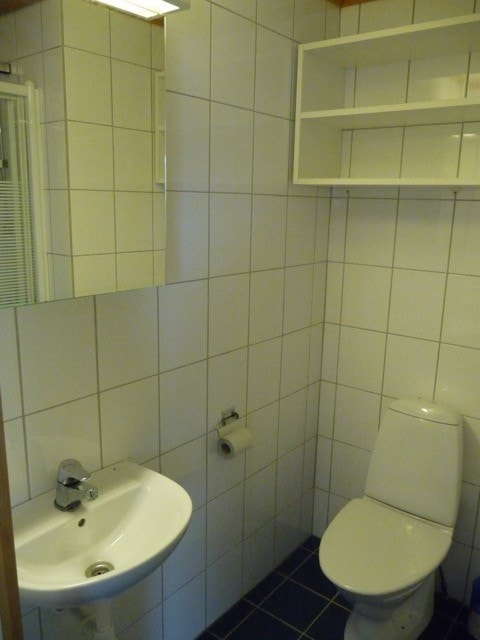 Bad med vask og toalett. Varme i gulv Galleribilde