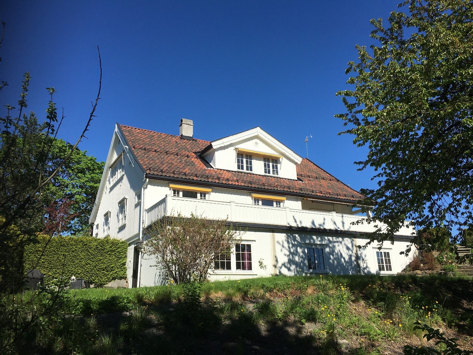 Sokkelleilighet over bakken (3 nederste vinduer) Galleribilde