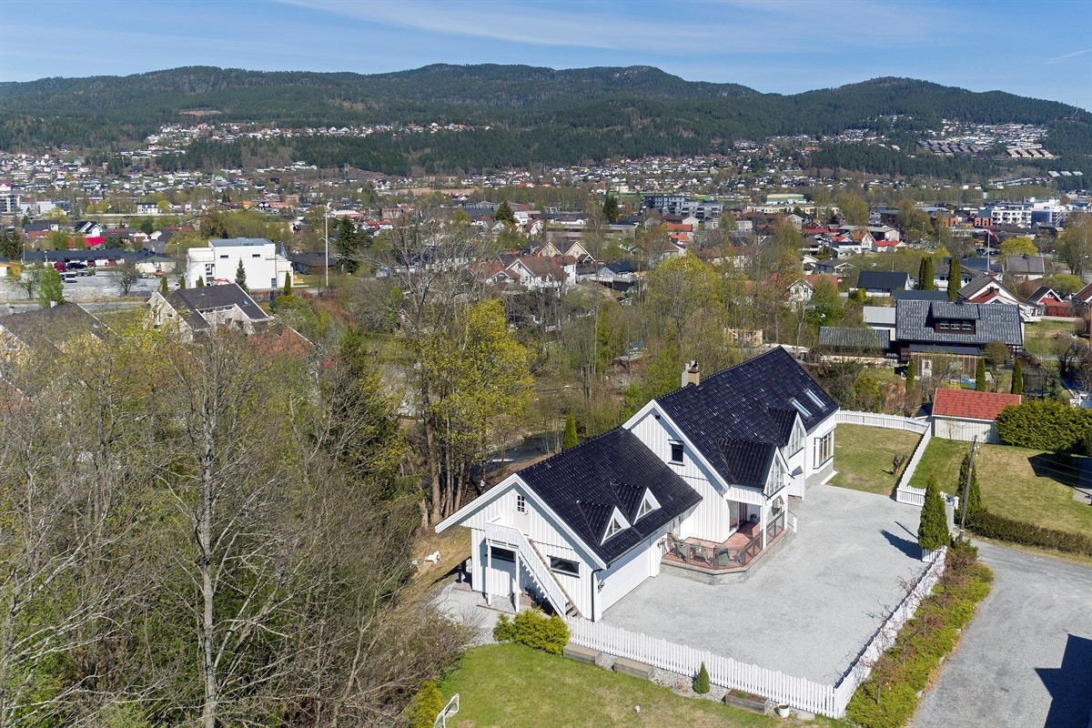 Vikveien 26 er en helt unik arkitekttegnet enebolig med spennende planløsning over tre etasjer og flere nivåer. Boligen har en svært attraktiv beliggenhet i rolig blindvei i gangavstand fra skoler, barnehager og gode servicetilbud. Galleribilde