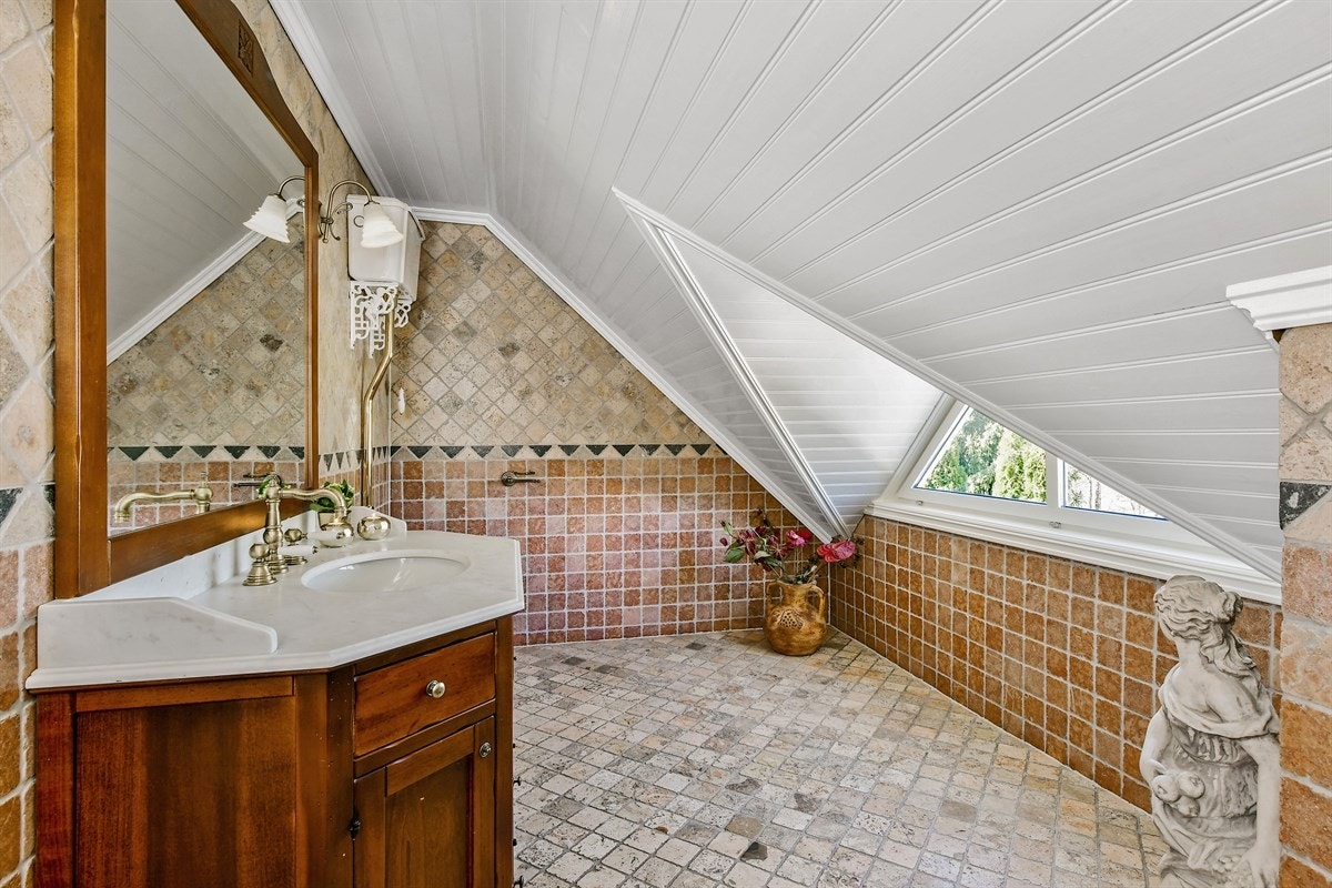 Badet i andre etasje er holdt i en rustikk stil og har særpreg fra skråhimling med stort vindu. Galleribilde