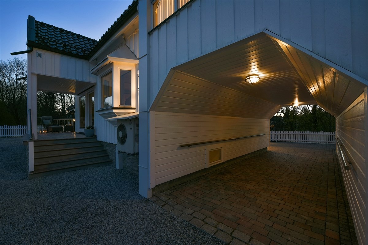 Gjennomgangen er steinsatt. Galleribilde